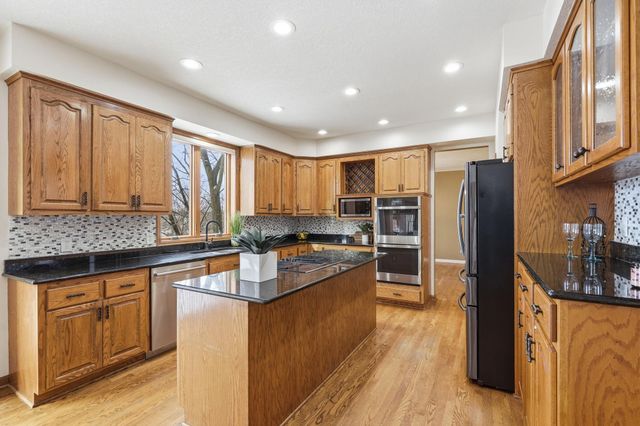 6340 Summit Circle, Chanhassen, MN 55317