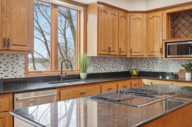 6340 Summit Circle, Chanhassen, MN 55317