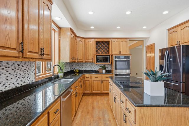 6340 Summit Circle, Chanhassen, MN 55317