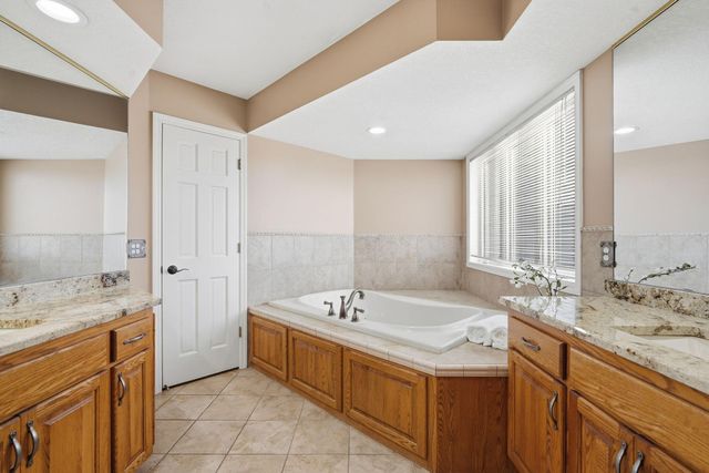 6340 Summit Circle, Chanhassen, MN 55317