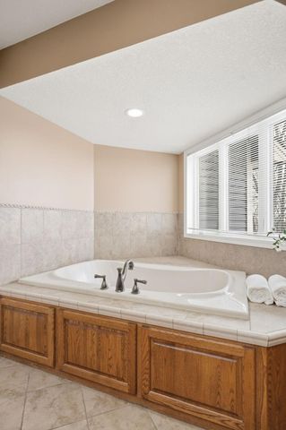 6340 Summit Circle, Chanhassen, MN 55317