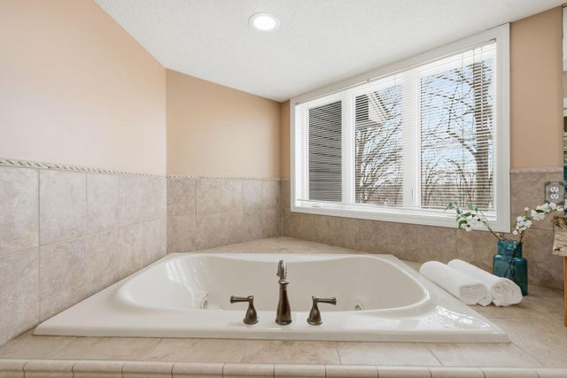 6340 Summit Circle, Chanhassen, MN 55317