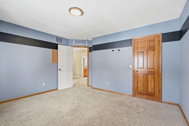 6340 Summit Circle, Chanhassen, MN 55317