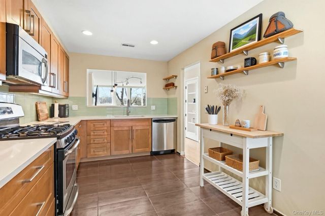 150 N Bedford Road 6D, Chappaqua, NY 10514