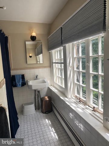 6704 CHAPEL RD, New Hope, PA 18938
