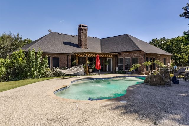 137 Cactus Road, Waxahachie, TX 75165