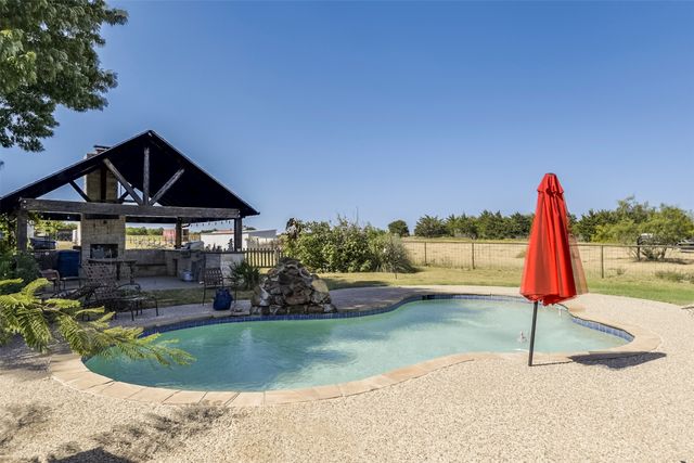 137 Cactus Road, Waxahachie, TX 75165
