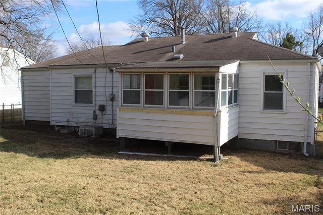 1501 Akron Drive, St Louis, MO 63137