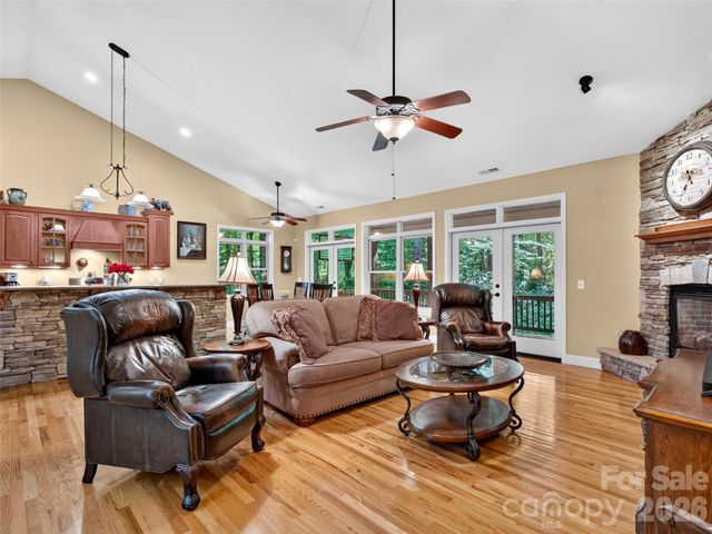 427 Locust Drive, Maggie Valley, NC 28751