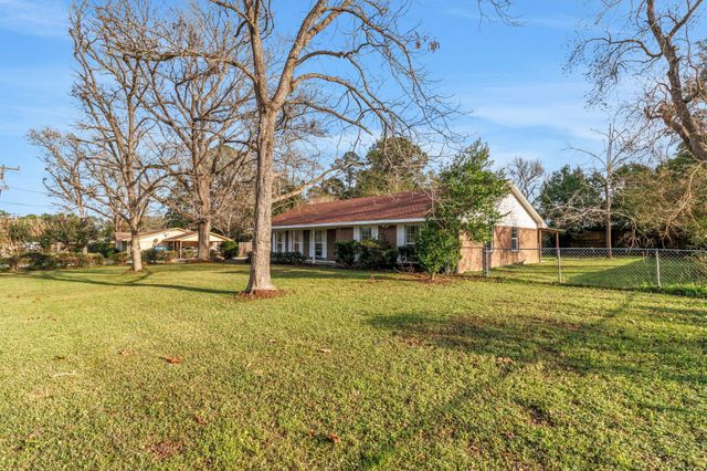 20 Woods Lane, Coldspring, TX 77331