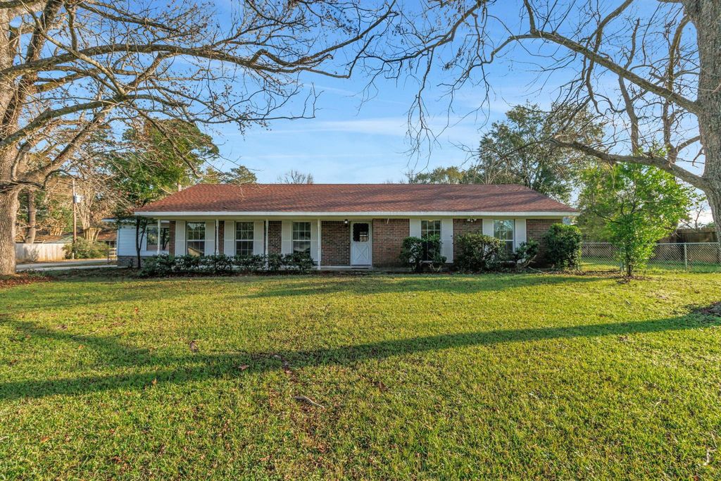 20 Woods Lane, Coldspring, TX 77331
