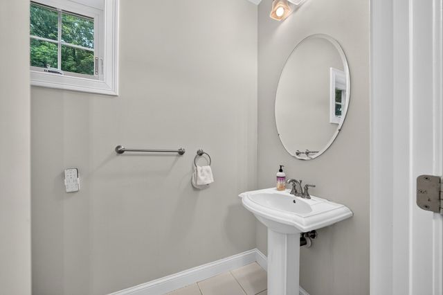12 Cowdry Hill Rd, Westford, MA 01886