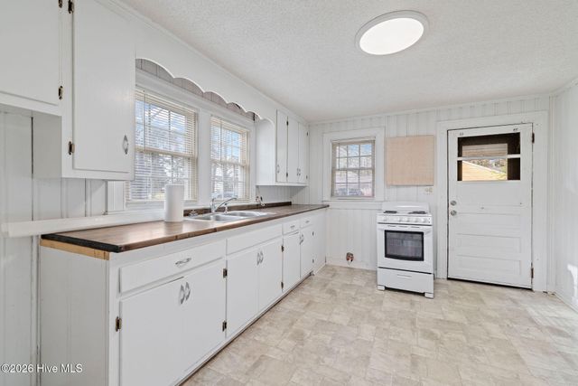 302 S Johnson Street, Mount Olive, NC 28365
