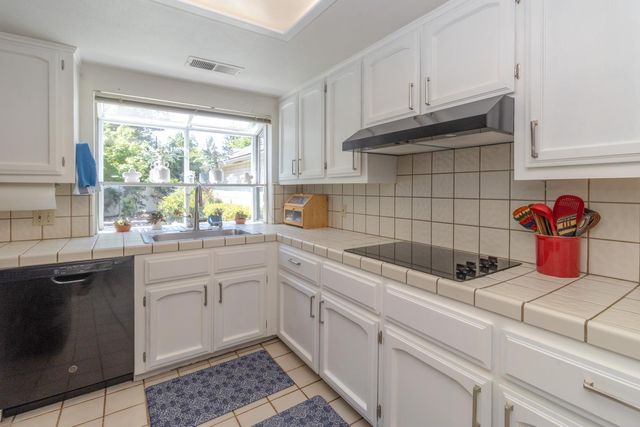 9152 N Woodlawn Drive, Fresno, CA 93720