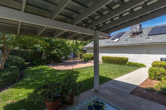 9152 N Woodlawn Drive, Fresno, CA 93720