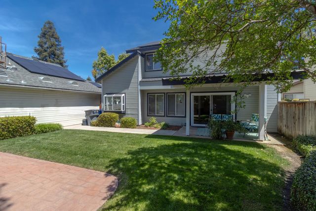 9152 N Woodlawn Drive, Fresno, CA 93720