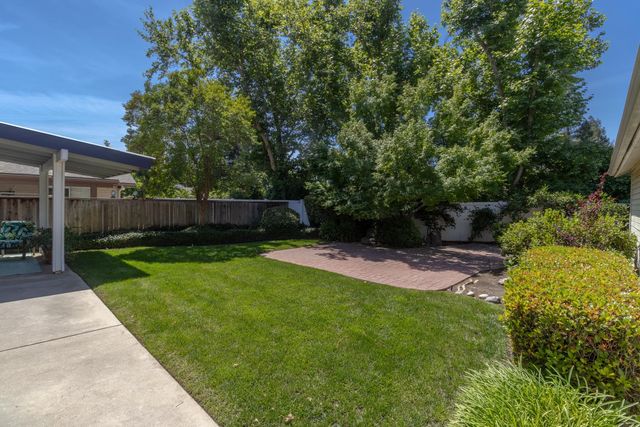 9152 N Woodlawn Drive, Fresno, CA 93720