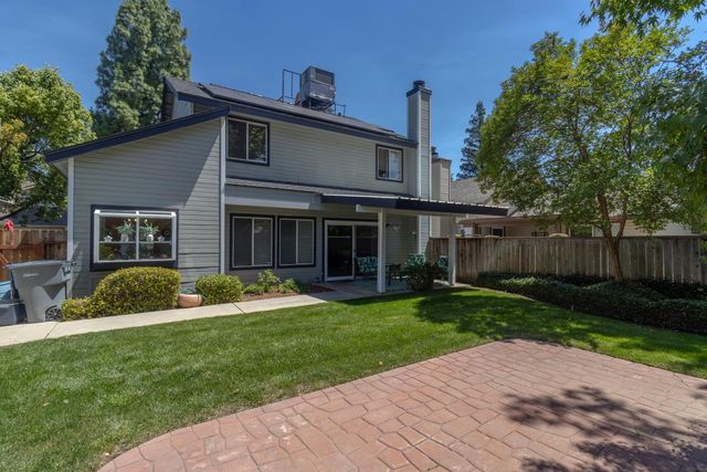 9152 N Woodlawn Drive, Fresno, CA 93720