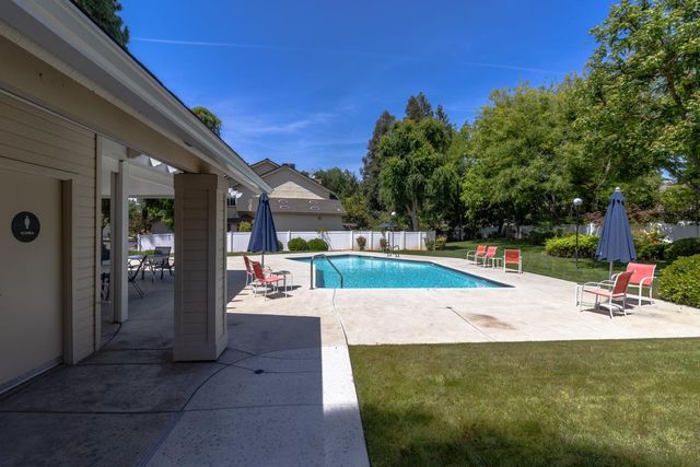 9152 N Woodlawn Drive, Fresno, CA 93720