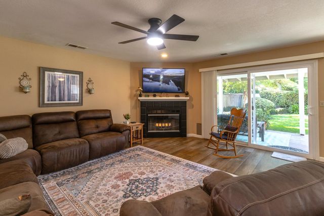 9152 N Woodlawn Drive, Fresno, CA 93720