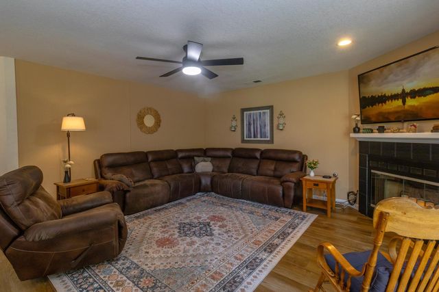 9152 N Woodlawn Drive, Fresno, CA 93720