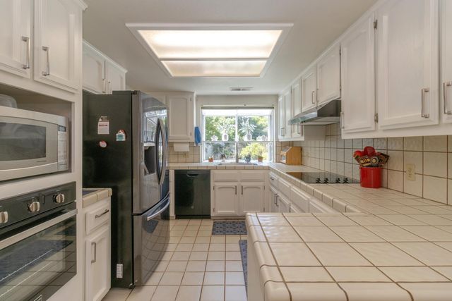 9152 N Woodlawn Drive, Fresno, CA 93720