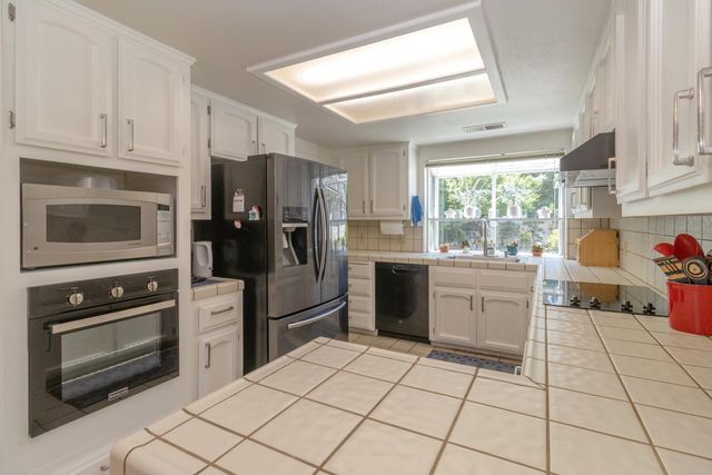 9152 N Woodlawn Drive, Fresno, CA 93720