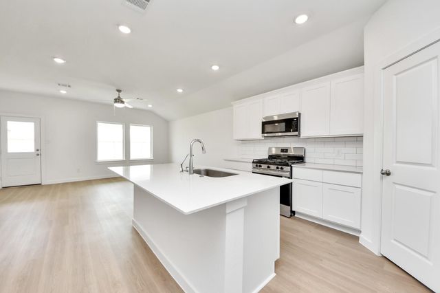 1414 Splashing Wave Dr, Iowa Colony, TX 77583