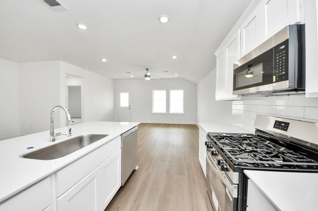 1414 Splashing Wave Dr, Iowa Colony, TX 77583