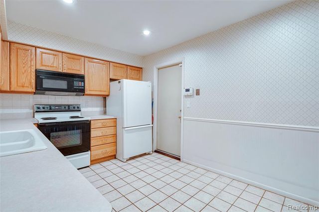 3082 Lindenwood Drive, Dearborn, MI 48120