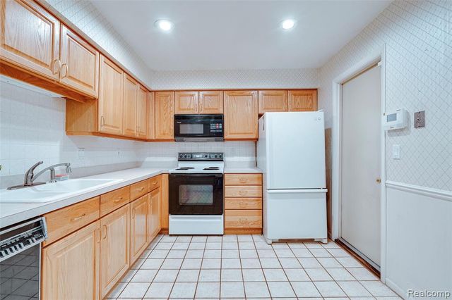 3082 Lindenwood Drive, Dearborn, MI 48120