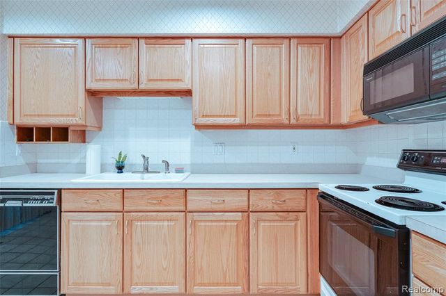 3082 Lindenwood Drive, Dearborn, MI 48120