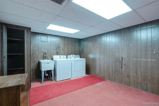 3082 Lindenwood Drive, Dearborn, MI 48120