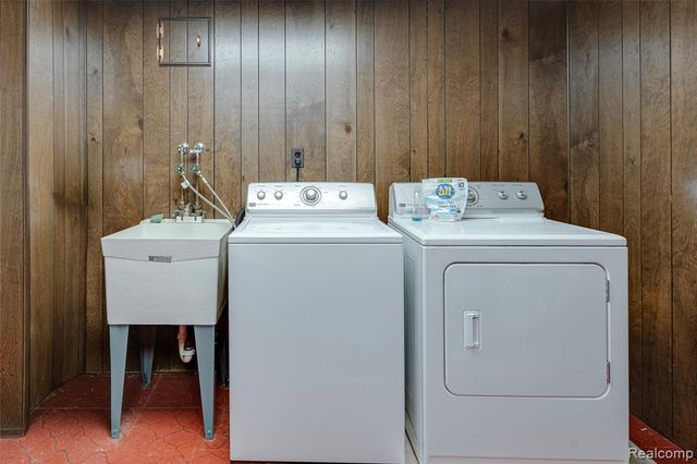 3082 Lindenwood Drive, Dearborn, MI 48120