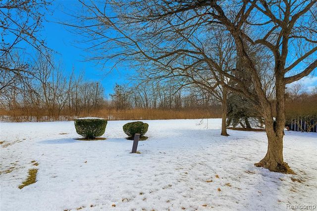 3082 Lindenwood Drive, Dearborn, MI 48120