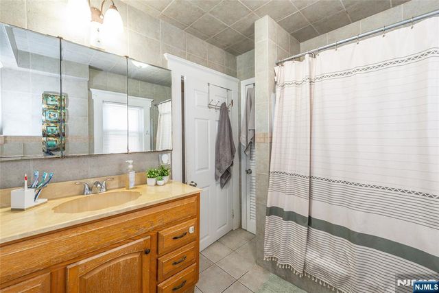53 Murray Hill Terrace, Bergenfield, NJ 07621