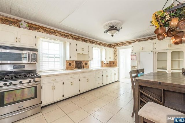 53 Murray Hill Terrace, Bergenfield, NJ 07621