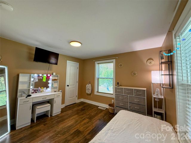 979 Howard Gap Road, Tryon, NC 28782