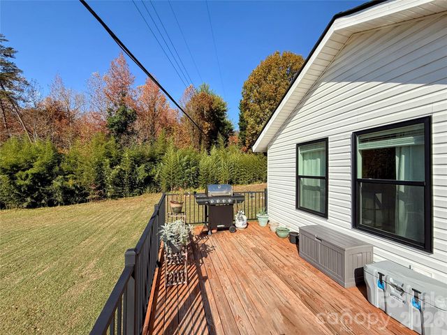 979 Howard Gap Road, Tryon, NC 28782
