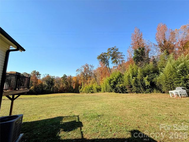 979 Howard Gap Road, Tryon, NC 28782