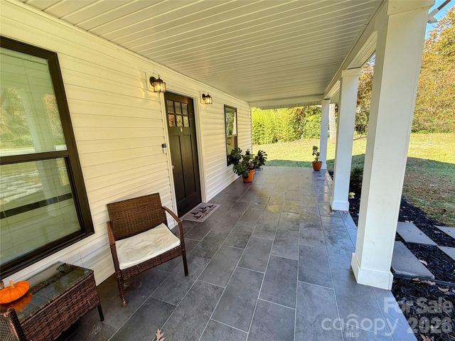 979 Howard Gap Road, Tryon, NC 28782