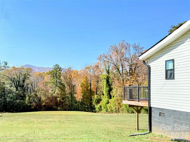 979 Howard Gap Road, Tryon, NC 28782