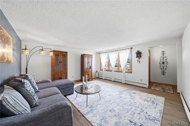 17 Organ Cres, West Seneca, NY 14224