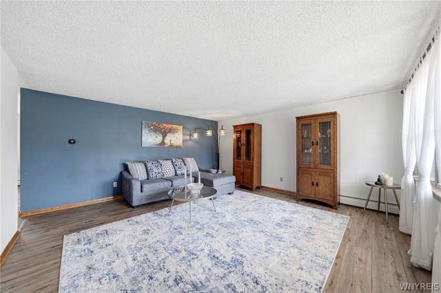 17 Organ Cres, West Seneca, NY 14224