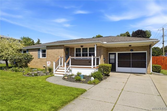 17 Organ Cres, West Seneca, NY 14224
