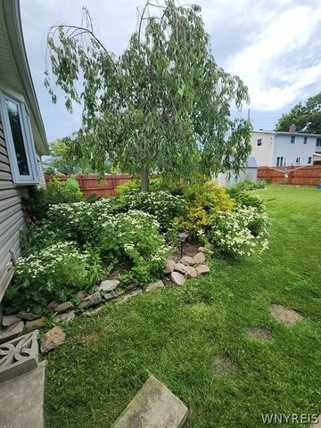 17 Organ Cres, West Seneca, NY 14224