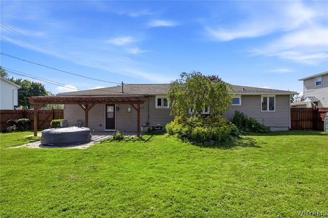17 Organ Cres, West Seneca, NY 14224