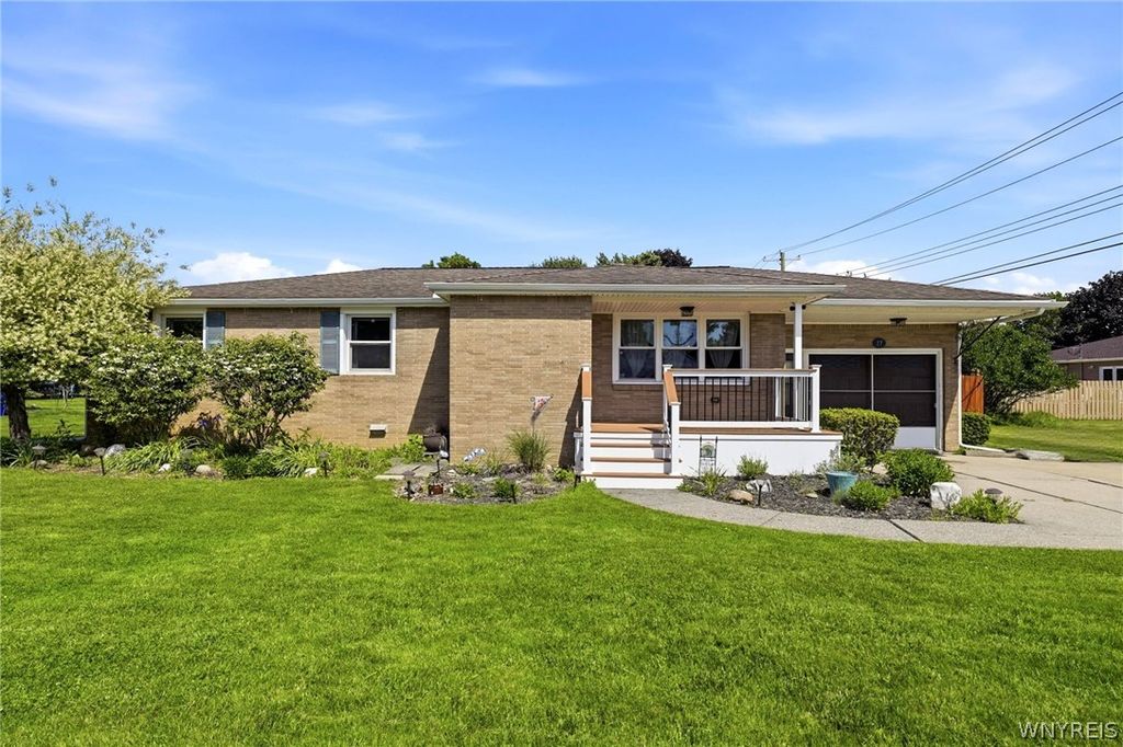 17 Organ Cres, West Seneca, NY 14224