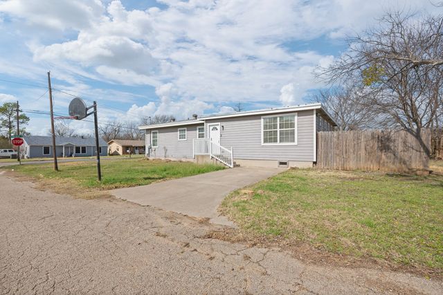 1802 N Wilhite Street, Cleburne, TX 76031