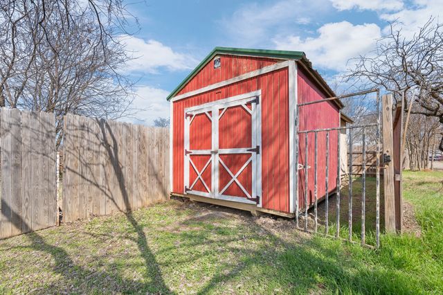 1802 N Wilhite Street, Cleburne, TX 76031